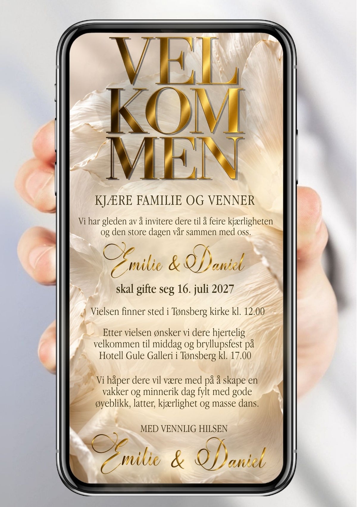 Bryllupsinvitasjon med store hvite peonblomsterblader som bakgrunn, store gullbokstaver "Velkommen", håndskriftnavn "Emilie & Daniel", dato, sted og bryllupstekst på ivory/beige bakgrunn