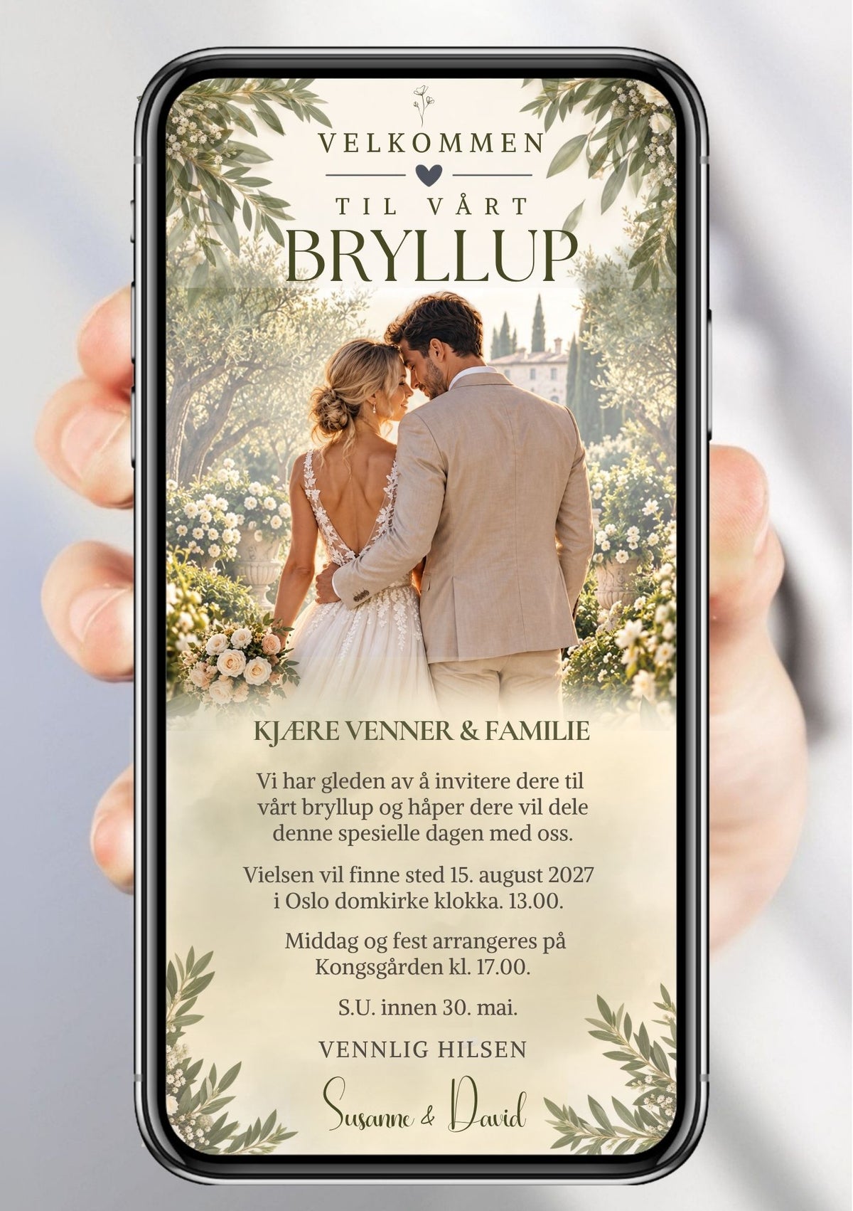 Bryllupsinvitasjon med brudepar hånd i hånd i blomstrende olivenhage foran toskansk herregård, olivengrener i hjørnene, mørkt hjerte og håndskriftnavn "Susanne & David" på beige bakgrunn