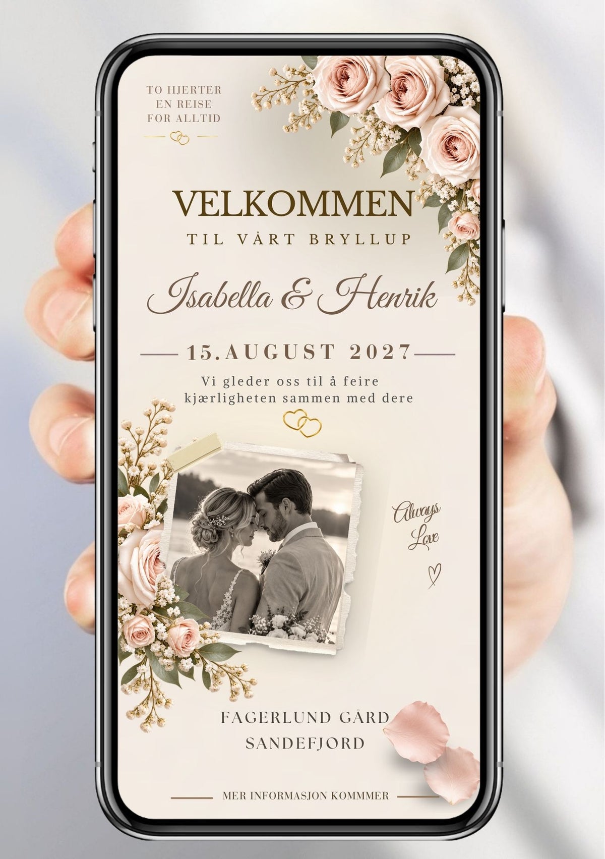 Save the Date med brudepar foran italiensk kystlandskap, rosa roser og gypsophila i hjørnene og bryllupsdato på beige bakgrunn