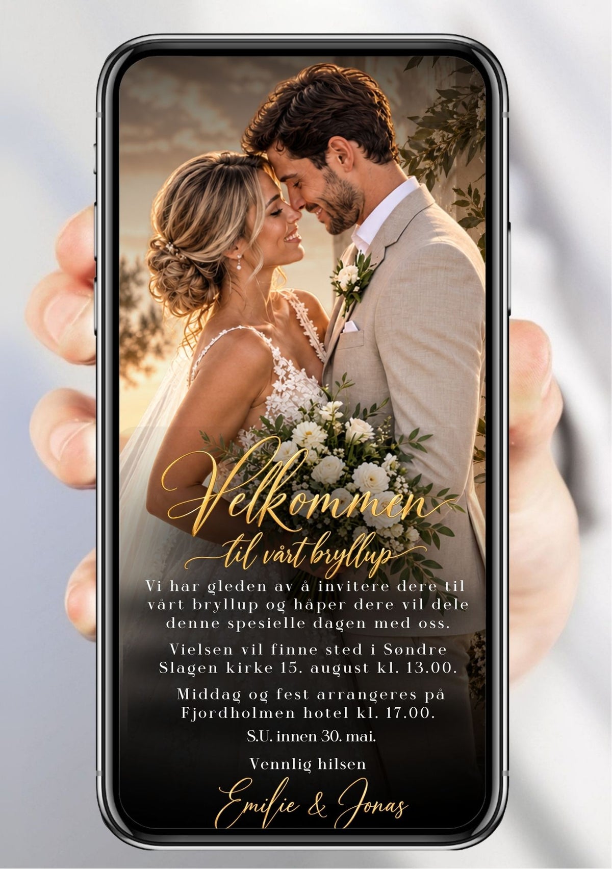 Bryllupsinvitasjon med brudepar ansikt til ansikt i solnedgang med hvit blomsterbukett, gullhåndskrift "Velkommen til vårt bryllup" over bildet, mørk bakgrunn nederst, dato, sted og navn "Emilie & Jonas"
