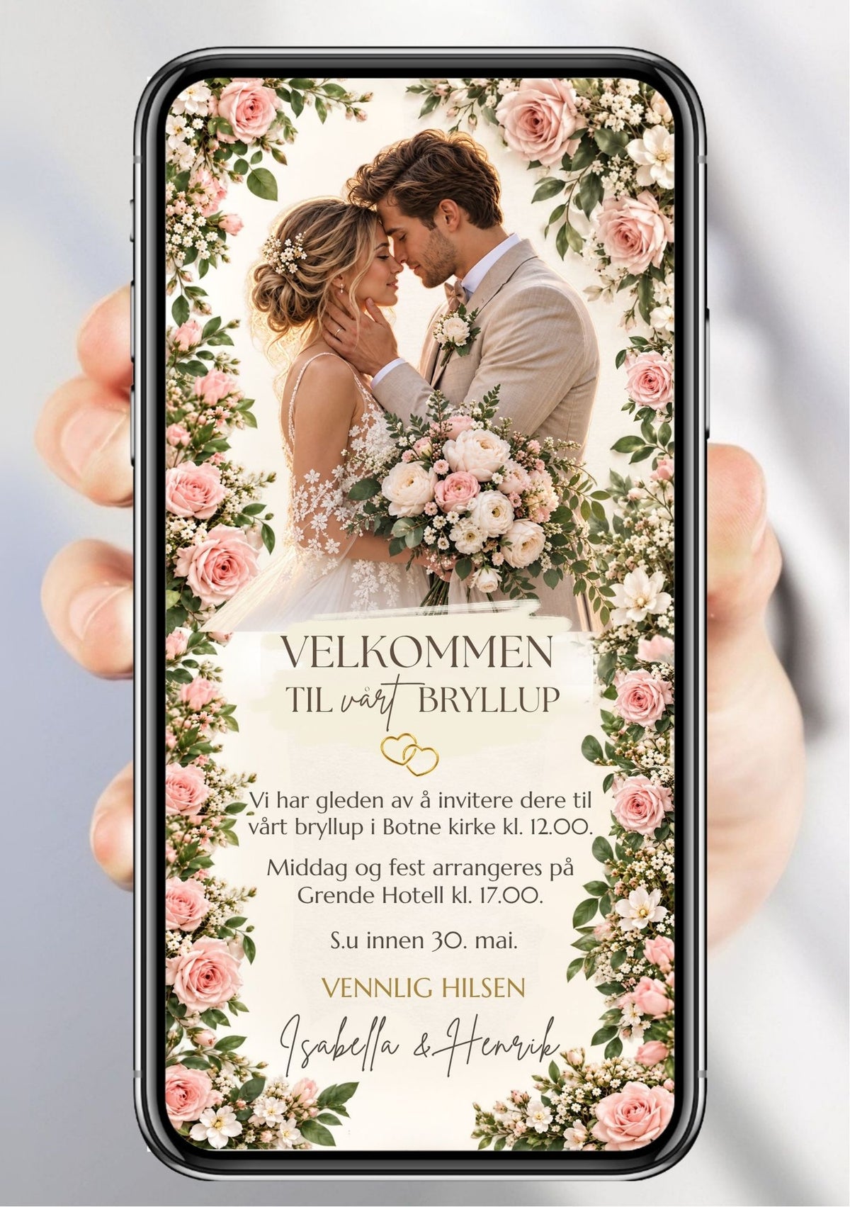 Hånd holder mobiltelefon med digital bryllupsinvitasjon omkranset av rosa roser og brudepar med blomsterbukett