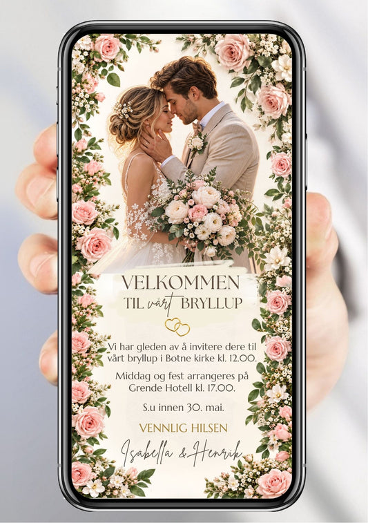 Hånd holder mobiltelefon med digital bryllupsinvitasjon omkranset av rosa roser og brudepar med blomsterbukett