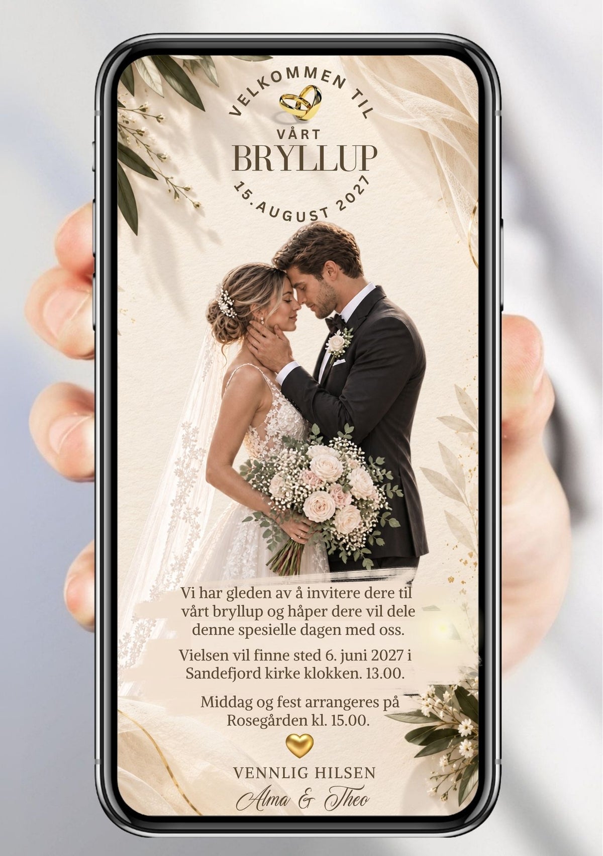 Bryllupsinvitasjon med brudepar ansikt til ansikt med blomsterbukett, olivengrener og gypsophila øverst, gullringer, gullhjerte og håndskriftnavn "Alma & Theo" på beige bakgrunn