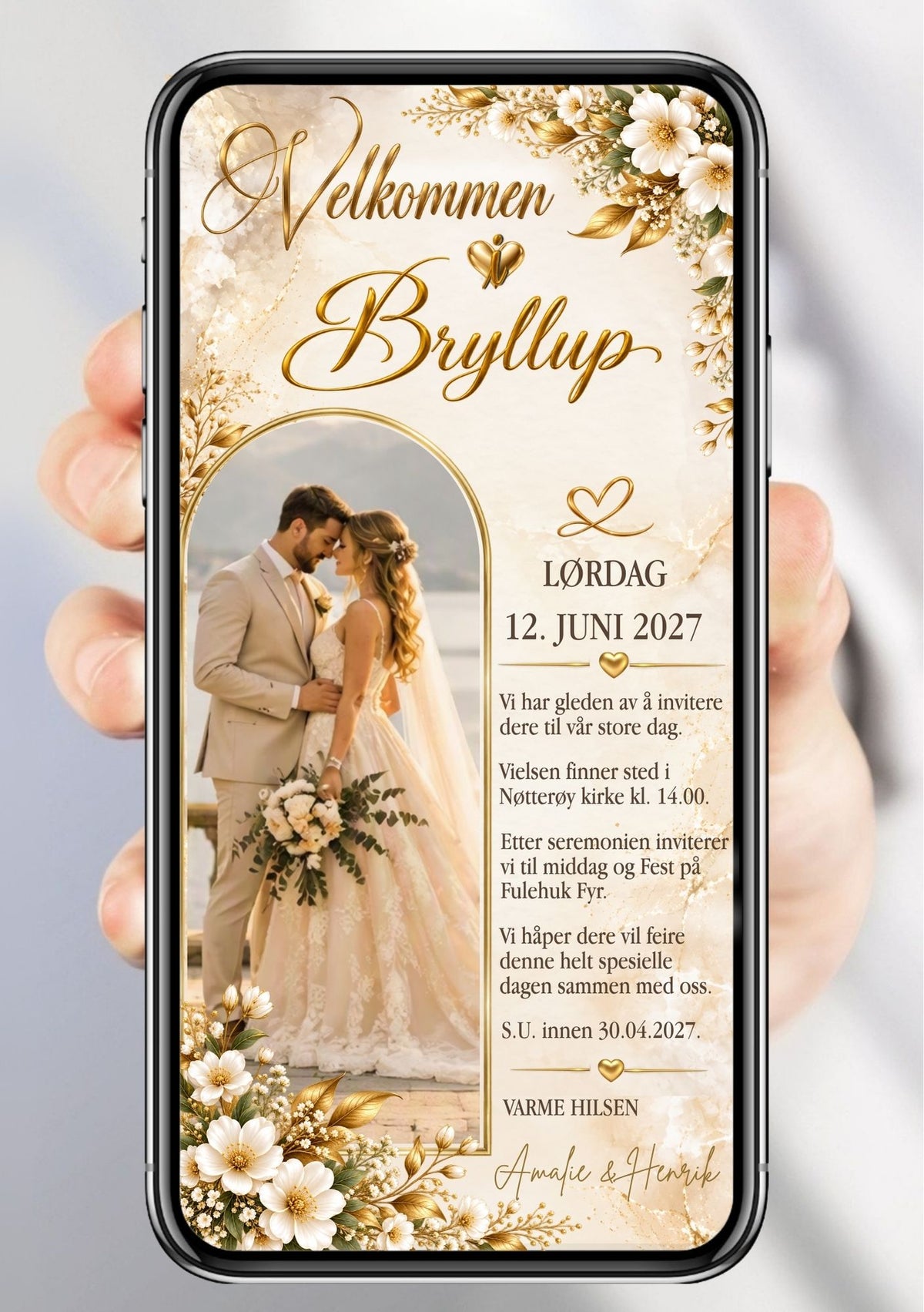 Bryllupsinvitasjon på mobil med parfoto i buet gullramme til venstre, bryllupsdetaljer til høyre og hvite blomster med gyldent bladverk på elfenbensfarget bakgrunn.