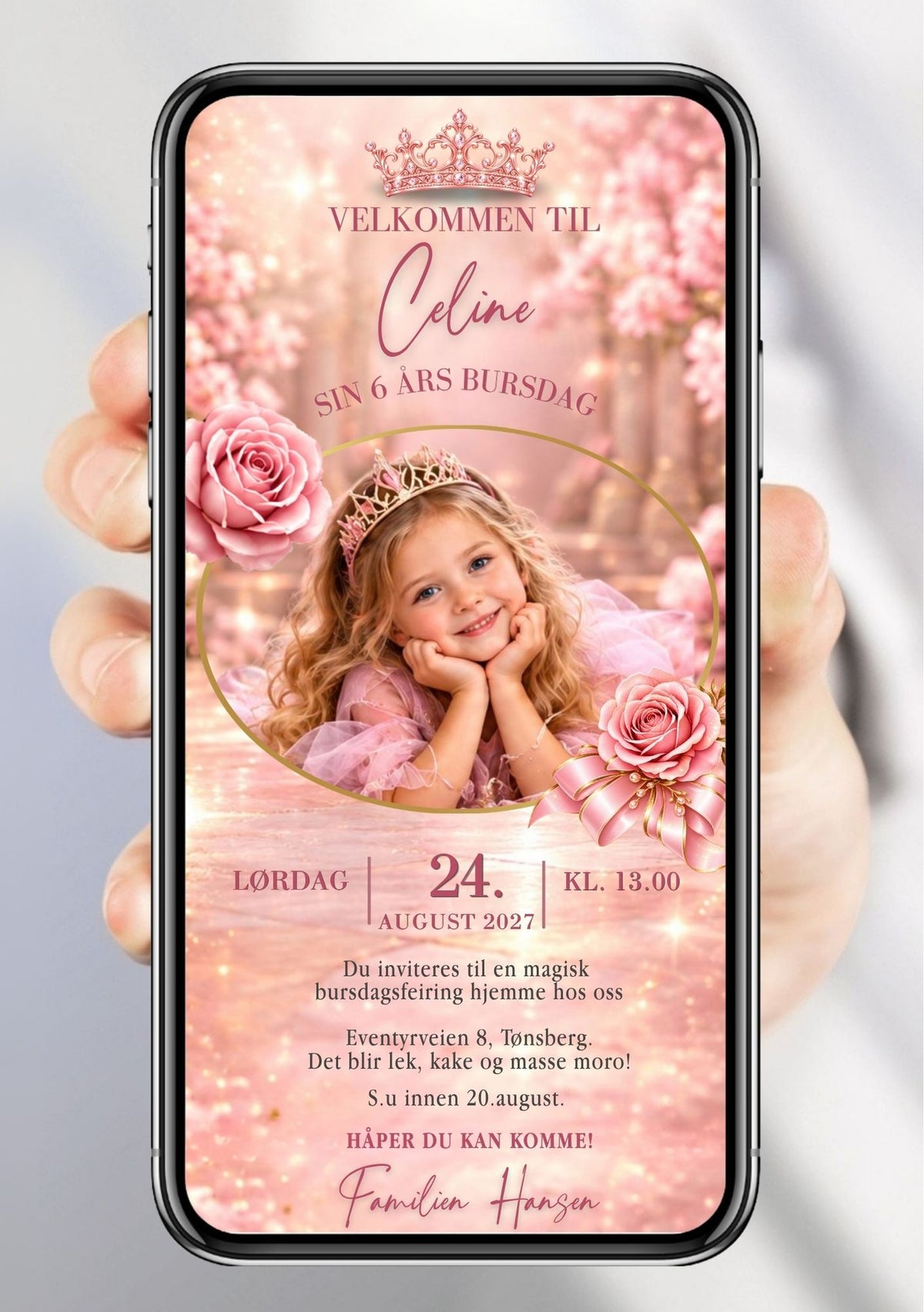 Digital bursdagsinvitasjon med barnefoto av en jente med tiara, rosa prinsessekjole og blomster, omgitt av roser, krone, gullhjerte og glitrende rosa detaljer