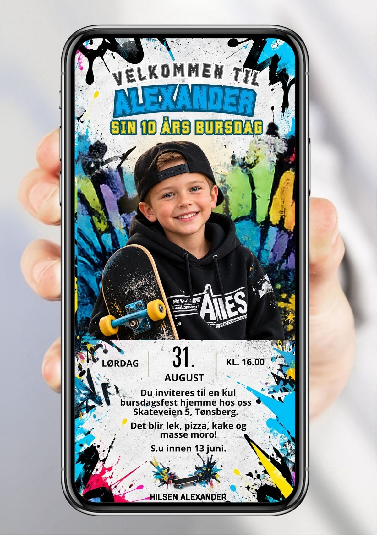 Digital bursdagsinvitasjon med barnefoto mot mørk graffiti-bakgrunn i blå og turkise toner, skateboard, "Velkommen til bursdag", navn i store bokstaver, dato og klokkeslett