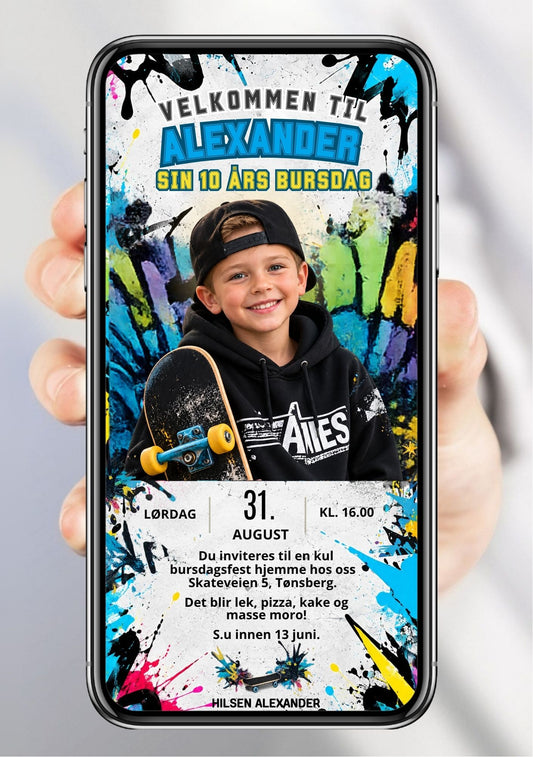 Digital bursdagsinvitasjon med barnefoto mot mørk graffiti-bakgrunn i blå og turkise toner, skateboard, "Velkommen til bursdag", navn i store bokstaver, dato og klokkeslett