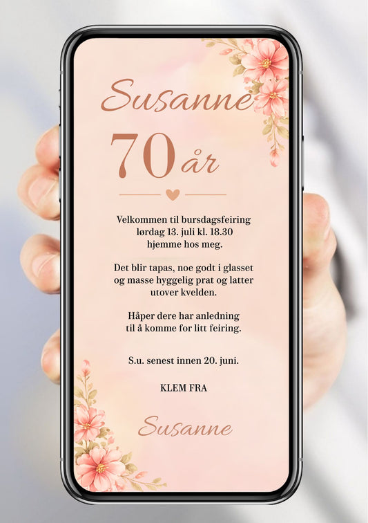 Digital bursdagsinvitasjon i blush rosa med rosa blomster i hjørnene, rose gold detaljer og håndskrift-signatur, vist på mobilskjerm