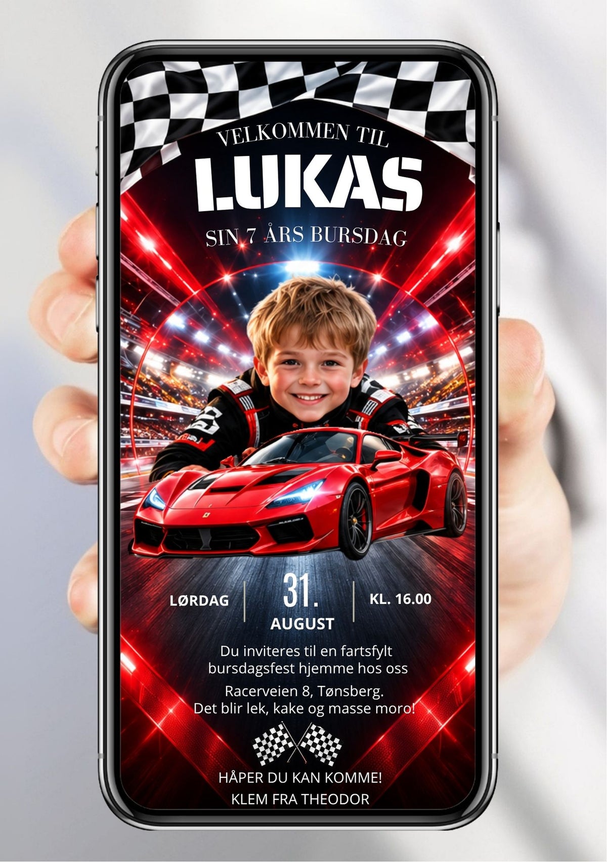 Digital bursdagsinvitasjon med barnefoto i racerdress foran rød Ferrari på racerbane med røde lyseffekter, rutet flagg øverst, "Velkommen til bursdag", navn i store bokstaver, dato og klokkeslett