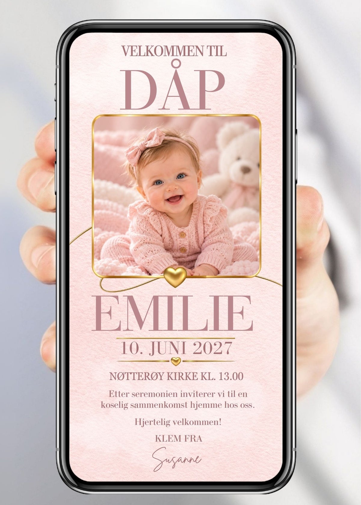 Invitasjon vist på mobil med overskriften «Velkommen til dåp», babybilde i avrundet gullramme og gylne hjerter på lys, rosa bakgrunn.