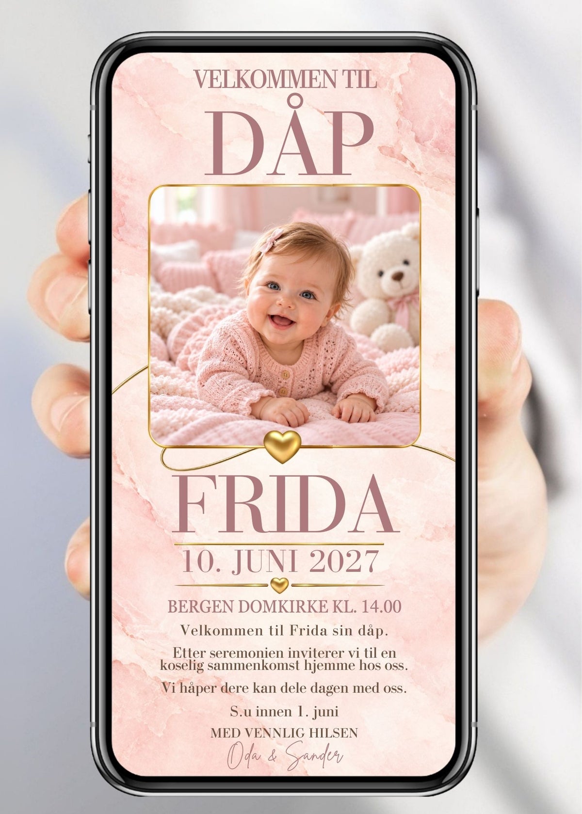 Invitasjon vist på mobil med overskriften «Velkommen til dåp», babybilde i avrundet gullramme og gylne hjerter på rosa marmorert bakgrunn.