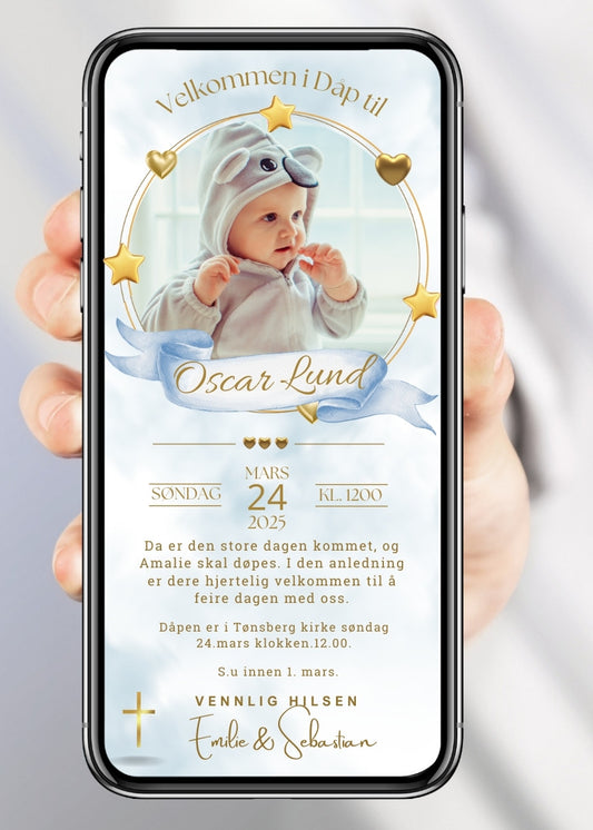 Dåpsinvitasjon med bilde av baby, lyseblå bakgrunn, gullstjerner og gullhjerter – personlig invitasjon til dåp