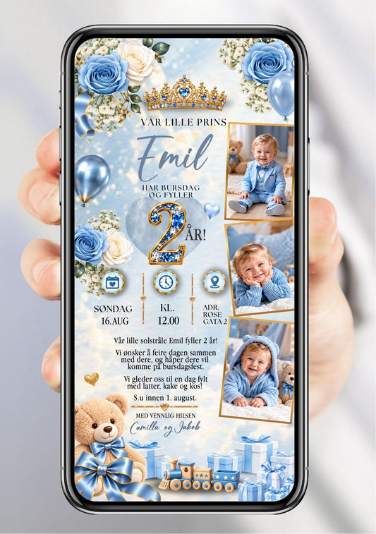 Digital bursdagsinvitasjon med tre barnefoto i gullrammer på lyseblå bakgrunn, gullkrone med blå edelstener, blå og kremhvite roser, teddybjørn med blå sløyfe og lekebil nederst, "Vår lille prins", navn i håndskrift og festdetaljer
