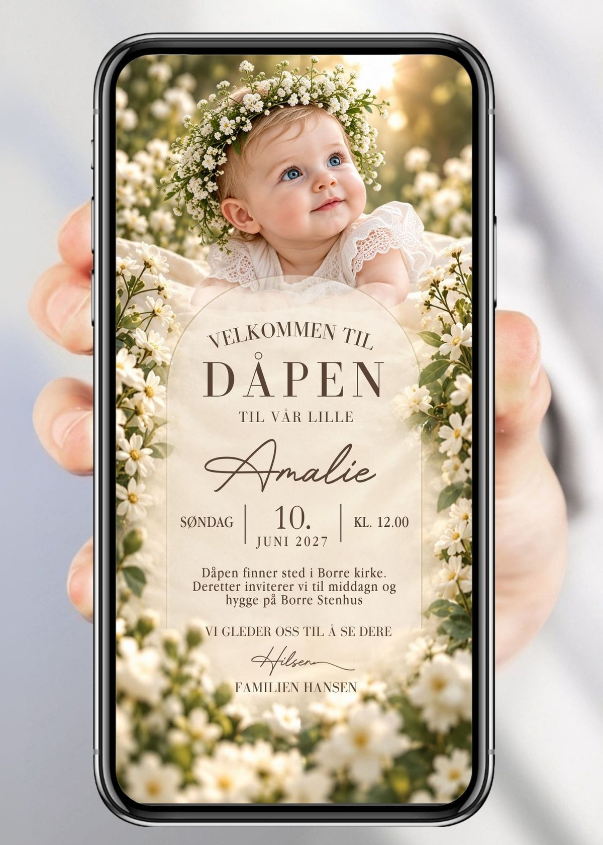 Invitasjon til dåp og navnefest med babyfoto i hvit kjole og blomsterkrans, hvite blomster rundt bueformet tekstfelt, barnets navn, dato, klokkeslett, sted og familienavn på beige bakgrunn