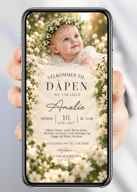 Invitasjon til dåp og navnefest med babyfoto i hvit kjole og blomsterkrans, hvite blomster rundt bueformet tekstfelt, barnets navn, dato, klokkeslett, sted og familienavn på beige bakgrunn