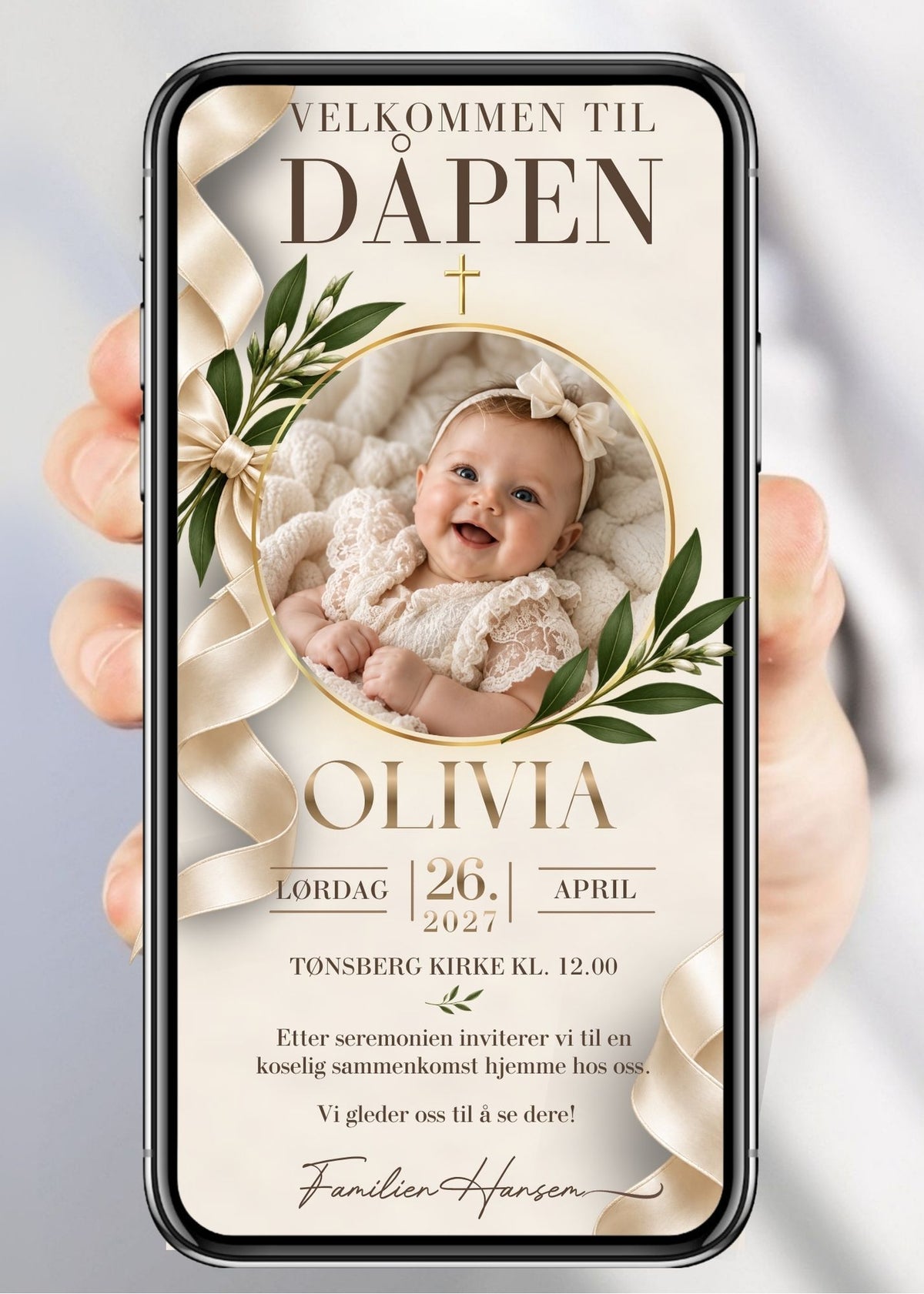 Invitasjon til dåp og navnefest med babyfoto i sirkulær gullramme, kremfargede silkebånd, gullkors og olivengrener, barnets navn i gullbokstaver, dato, sted og håndskriftnavn på ivory/beige bakgrunn