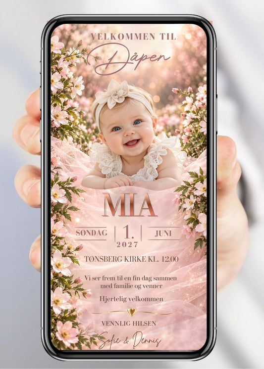 Invitasjon til dåp og navnefest med babyfoto omgitt av rosa og hvite blomster i blomstereng, håndskrift "Dåpen", barnets navn i rosegull, dato, sted og håndskriftnavn på rosa/blomstrende bakgrunn