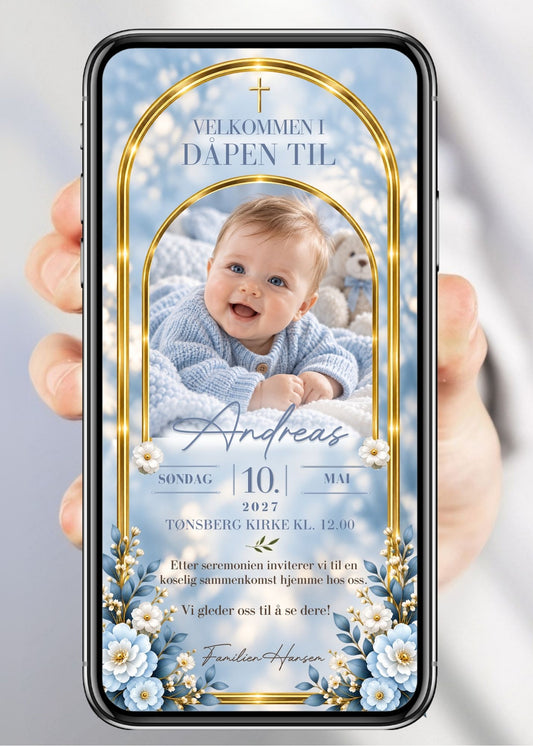 Invitasjon til dåp og navnefest med babyfoto i lysende gullbue, gullkors øverst, blå og hvite blomster nederst, barnets navn i gullhåndskrift, dato, sted og håndskriftnavn på lyseblå bakgrunn