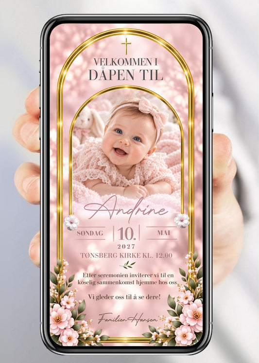 Invitasjon til dåp og navnefest med babyfoto i lysende gullbue, gullkors øverst, rosa og hvite blomster nederst, barnets navn i gullhåndskrift, dato, sted og håndskriftnavn på rosa/blush bakgrunn