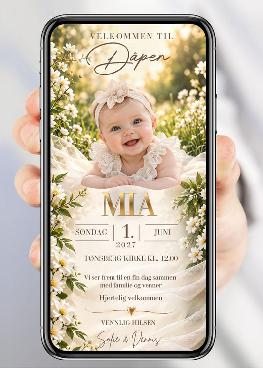 Invitasjon til dåp og navnefest med babyfoto i hvit kjole og rosa blomsterhårbånd, hvite margeritter og grønne planter rundt, gullbokstaver, barnets navn, dato, sted og familienavn på beige bakgrunn