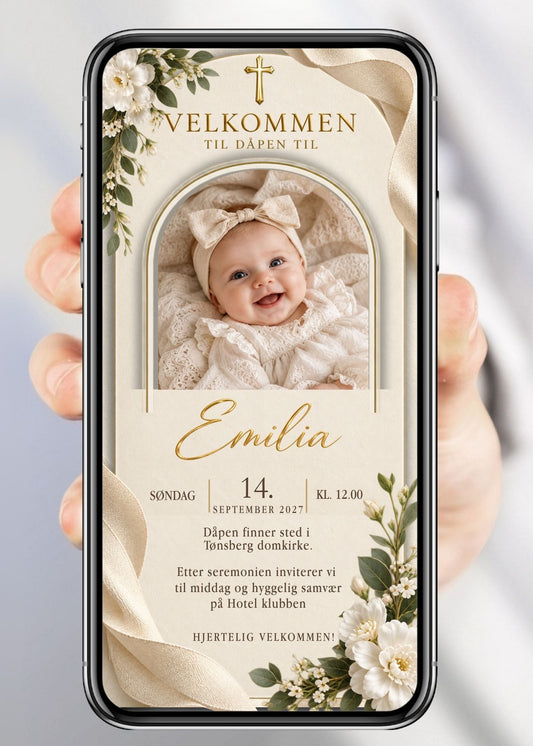 Invitasjon til dåp og navnefest med babyfoto i bueformet gullramme, gullkors og "Velkommen til dåpen" øverst, hvite blomster og grønne planter i hjørnene, gullbånd langs sidene, barnets navn, dato, sted og familienavn på ivory bakgrunn