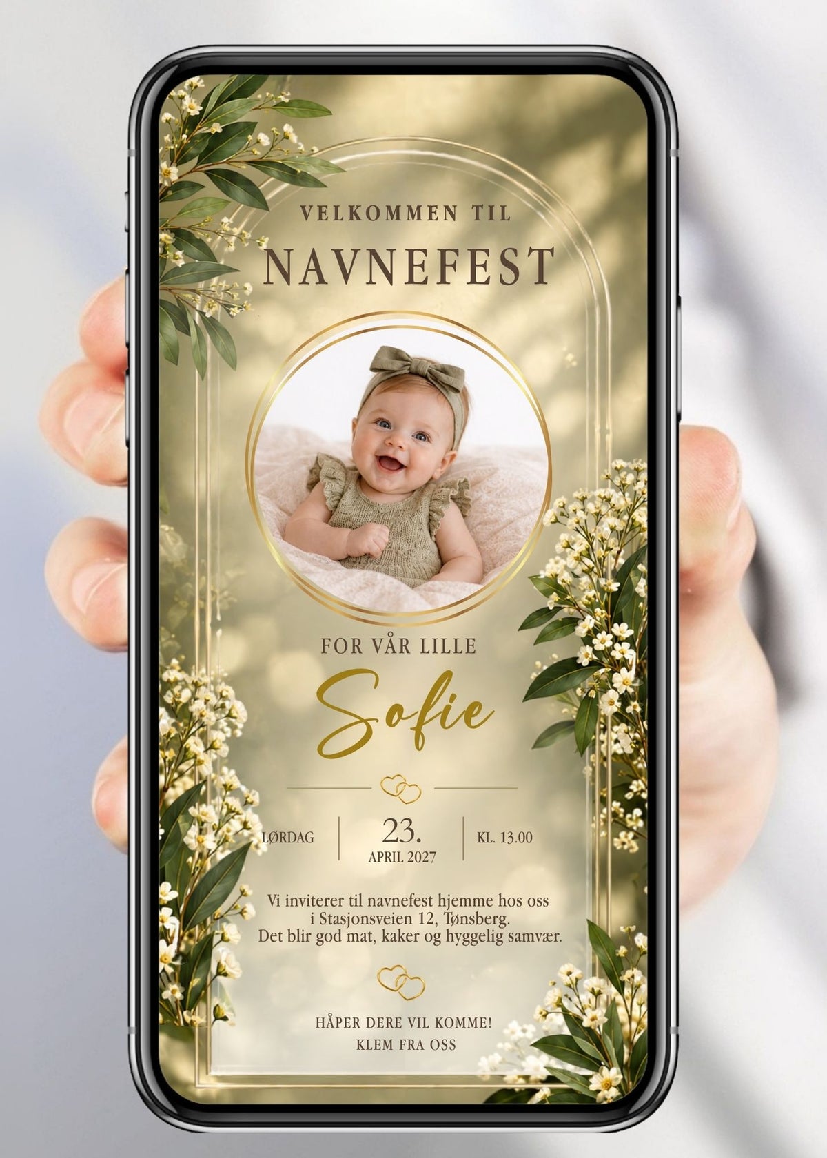 Invitasjon til dåp og navnefest med babyfoto i sirkulær gullramme, gypsophila og olivengrener rundt, doble gullhjerter, barnets navn i gullhåndskrift, dato, sted og familienavn på gylden/olivengrønn bakgrunn