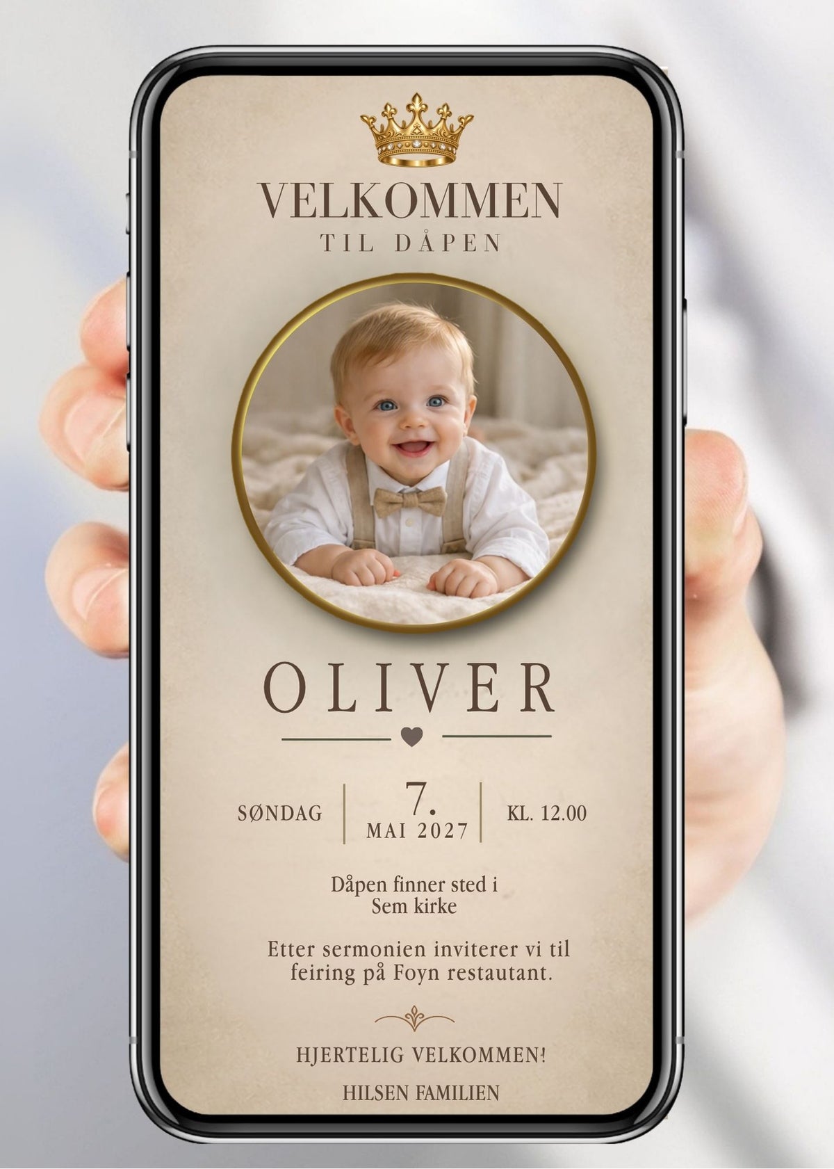 Invitasjon til dåp og navnefest med babyfoto i sirkulær gullramme, gullkrone øverst, teksten "Velkommen til dåpen", barnets navn med lite hjerte, dato, sted og "Hilsen familien" på beige/ivory bakgrunn