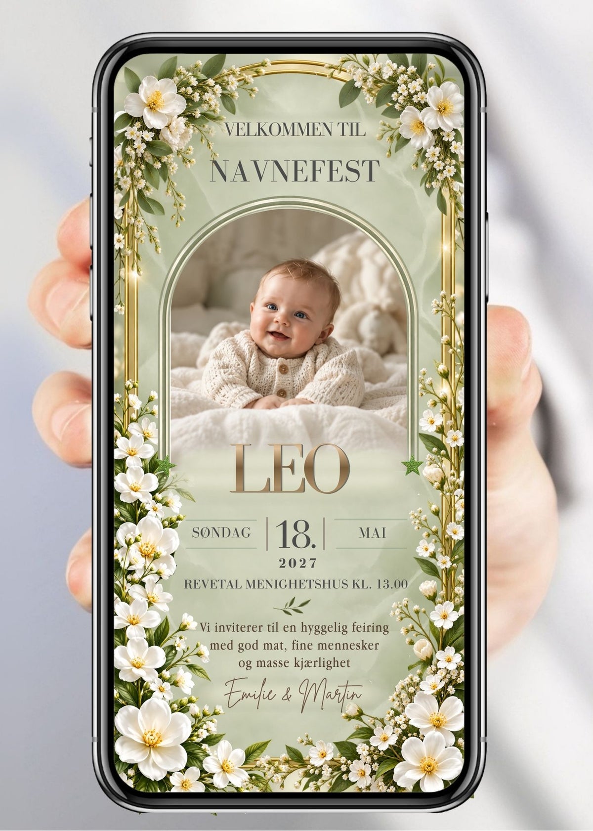 Invitasjon til navnefest med babyfoto i bueformet gullramme, hvite blomster og gypsophila rundt hele gullrammen, barnets navn i gull, dato, sted og håndskriftnavn på sageblå/mintgrønn bakgrunn