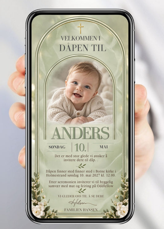 Invitasjon til dåp og navnefest med babyfoto i bueformet gullramme, gullkors øverst, hvite blomster og olivengrener nederst, barnets navn i store bokstaver, dato, sted og håndskriftnavn på sageblå/mintgrønn bakgrunn
