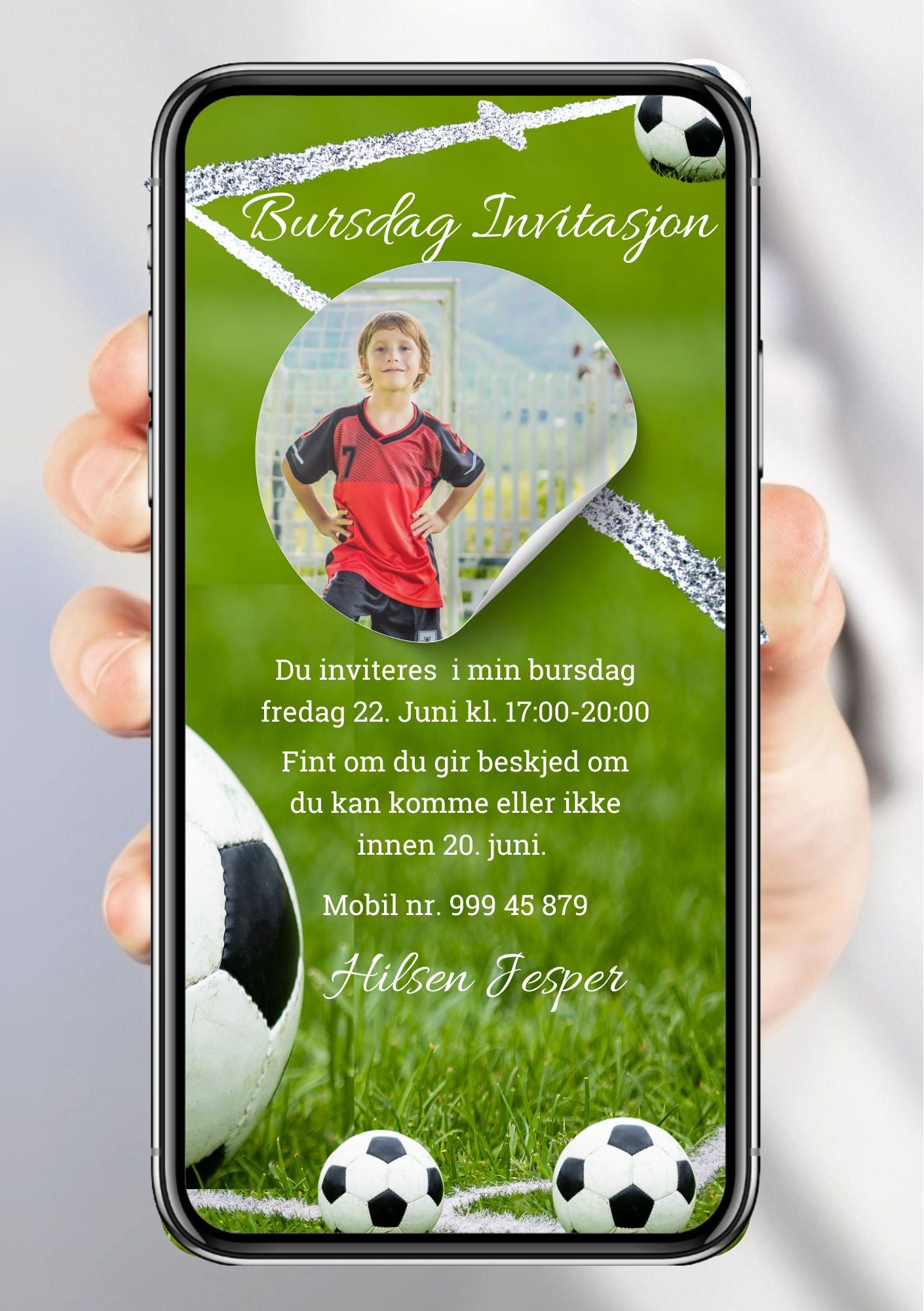 Mobil bursdagsinvitasjon med fotballtema, rundt bilde av gutt og fotballer på grønn bane – vist på mobilskjerm