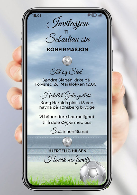 Digital konfirmasjonsinvitasjon med fotballstadion, gressbane, sølvfarget fotball og håndskrevet skrift på blå bakgrunn