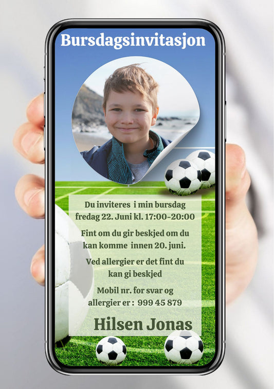 Bursdagsinvitasjon til gutt med fotballtema, grønn gressbane og eget bilde – morsom og personlig mobil invitasjon 