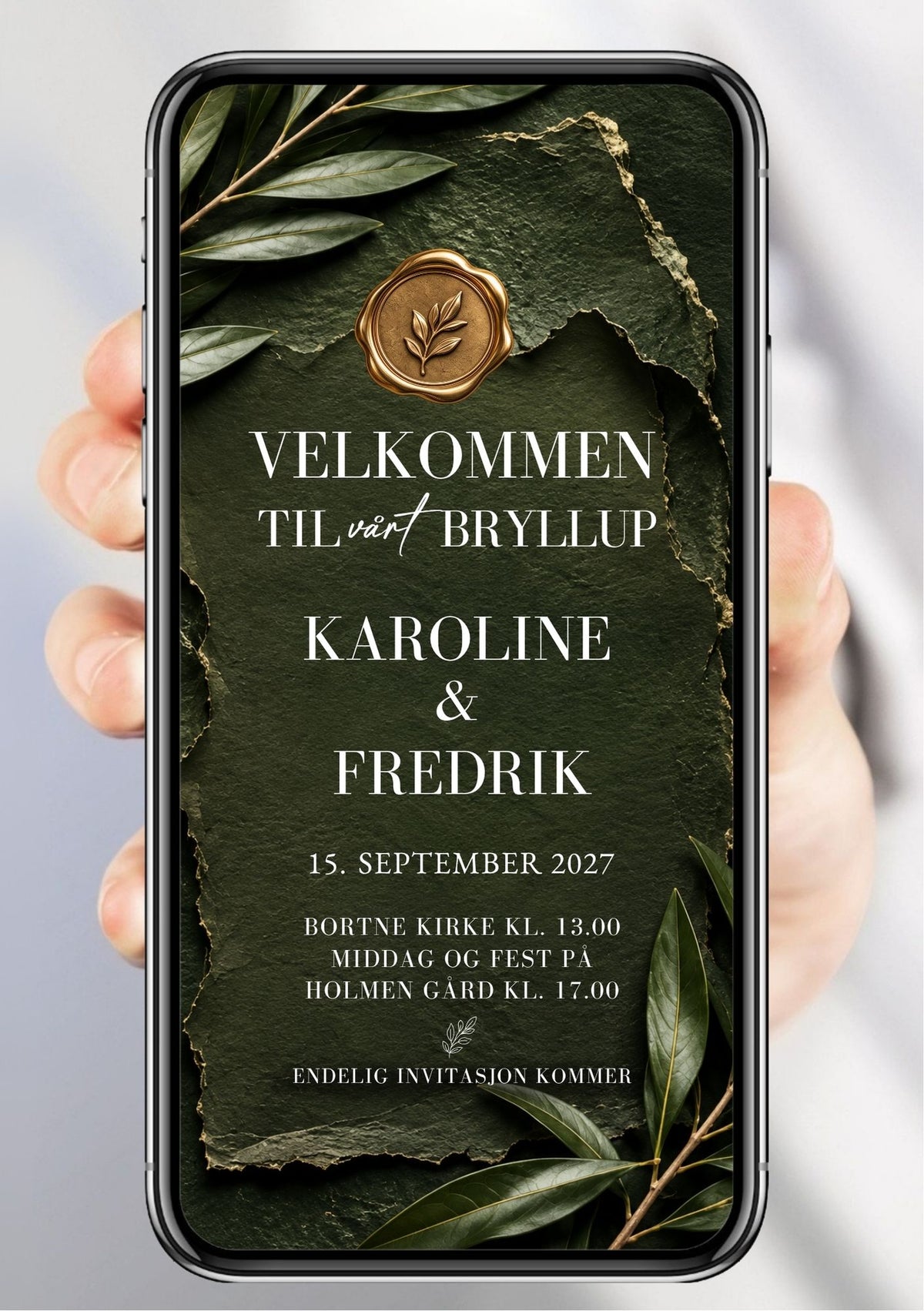 Save the Date med mørk olivengrønn bakgrunn, store olivengrener, gullvokssegl og hvit håndskriftstittel "Velkommen til vårt Bryllup" med brudepar-navn og dato