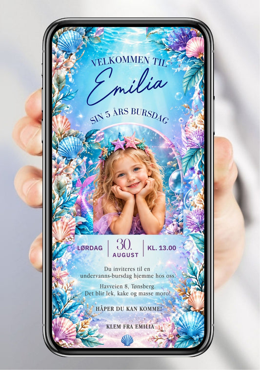 Digital bursdagsinvitasjon med barnefoto av en jente omgitt av skjell, sjødetaljer og glitrende undervannsdekor i blå, lilla og rosa farger