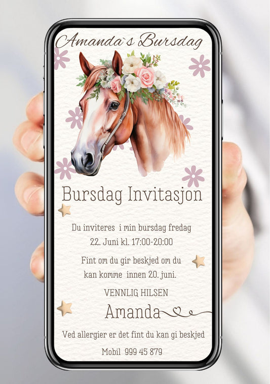 Mobil bursdagsinvitasjon med akvarell hest, blomsterkrans og lilla detaljer – vist på mobilskjerm