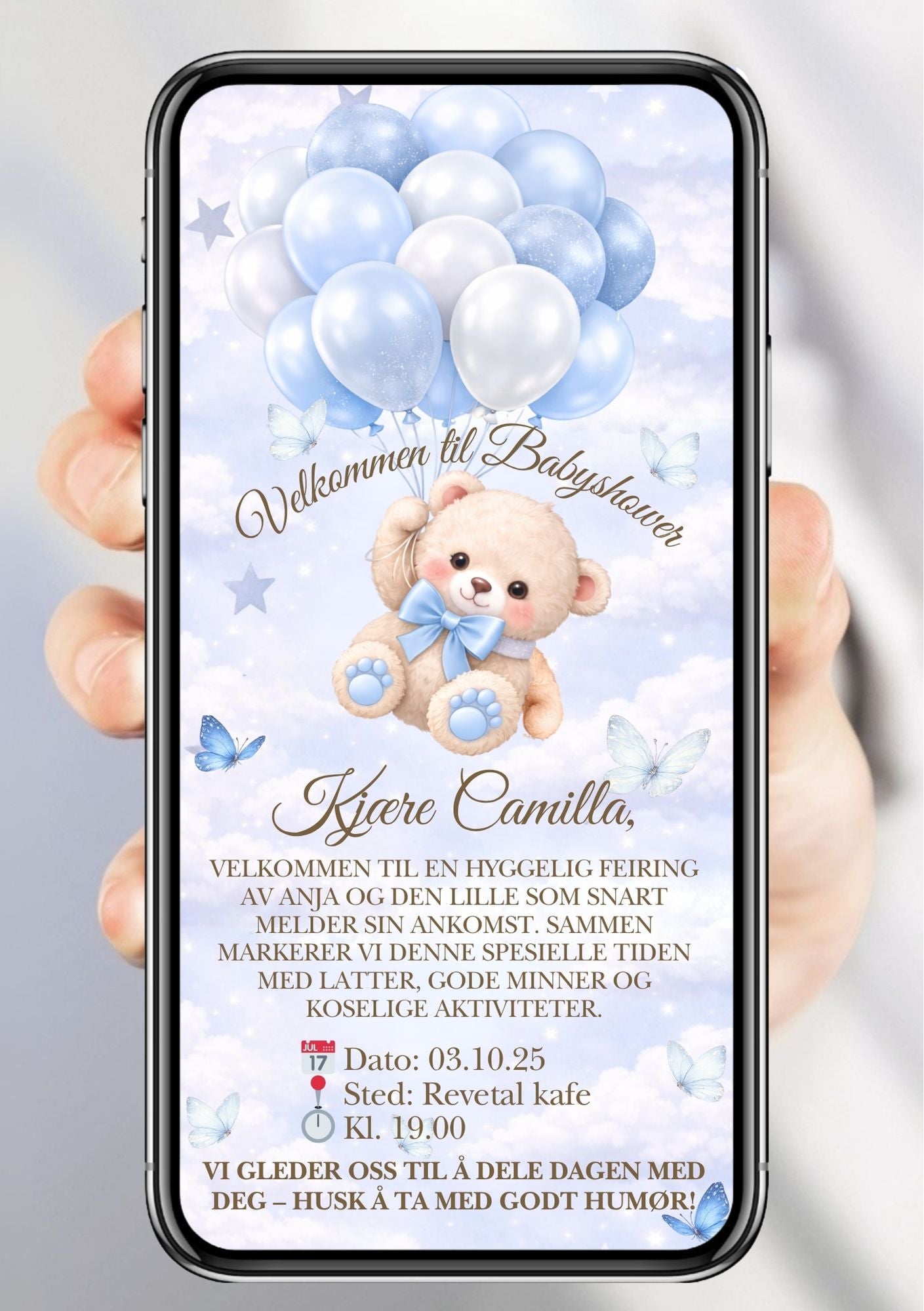 Mobil babyshower-invitasjon med bamse som holder lyseblå og hvite ballonger blant sommerfugler og skyer – vist på mobilskjerm