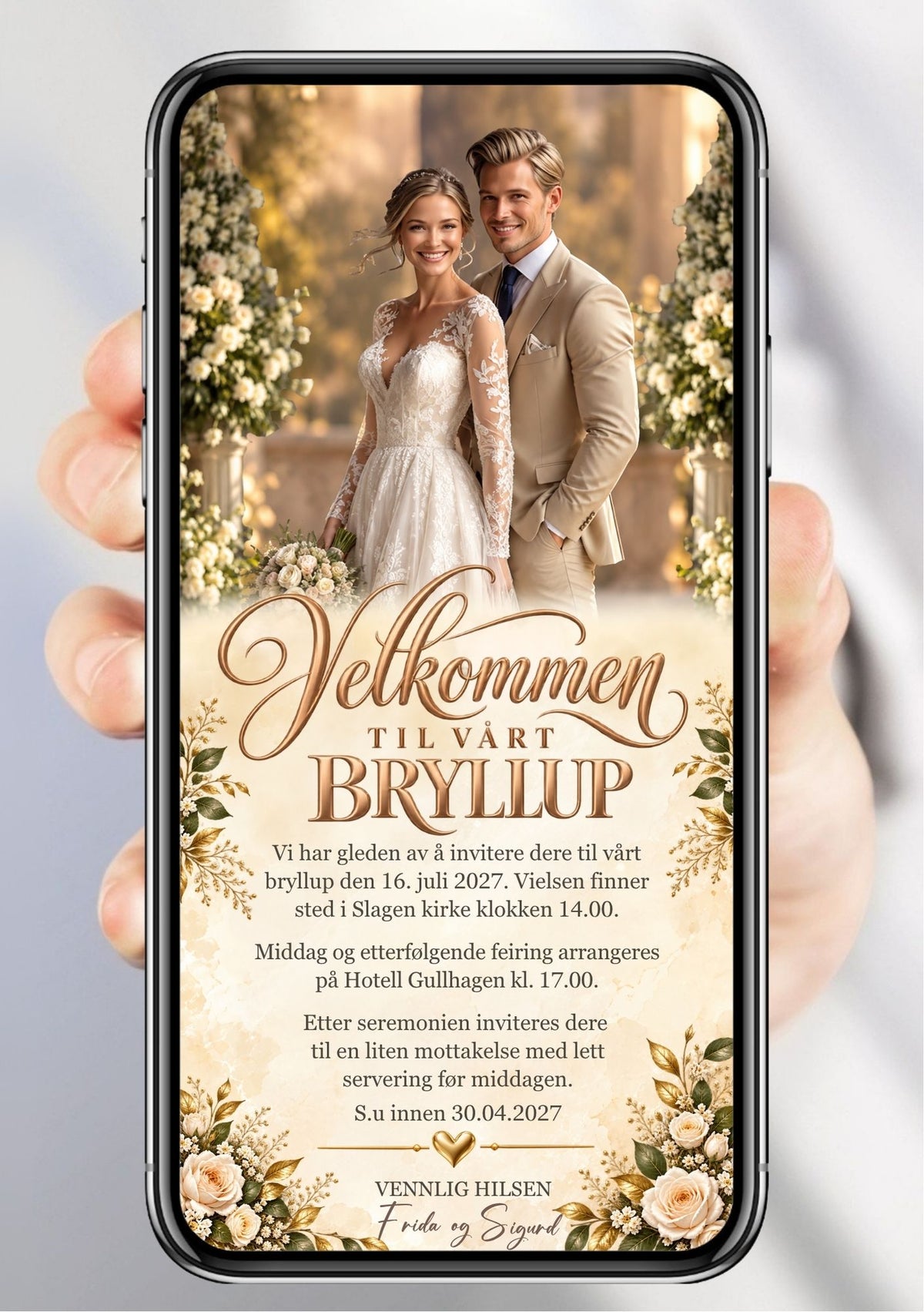Digital bryllupsinvitasjon vist på mobil med bilde av et brudepar, lyse roser, grønne blader og gyllen skrift på kremfarget bakgrunn. 