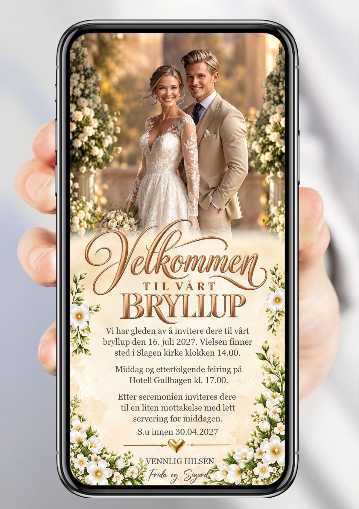 Digital bryllupsinvitasjon vist på mobil med bilde av et brudepar, hvite blomster, grønne blader og gyllen skrift på kremfarget bakgrunn. 
