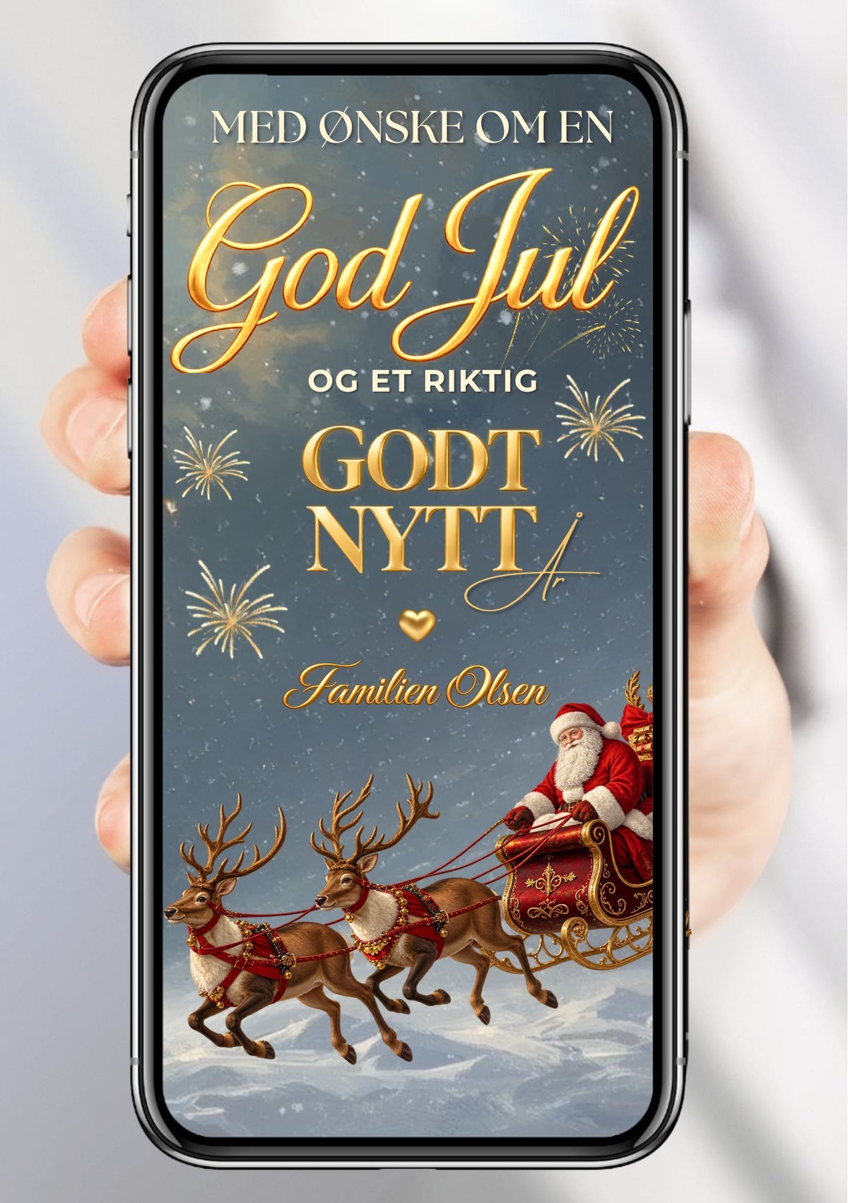 Digitalt julekort vist på mobil med julenissen i rød slede trukket av reinsdyr i snøen, gulltekst og familiens navn på blågrå bakgrunn.