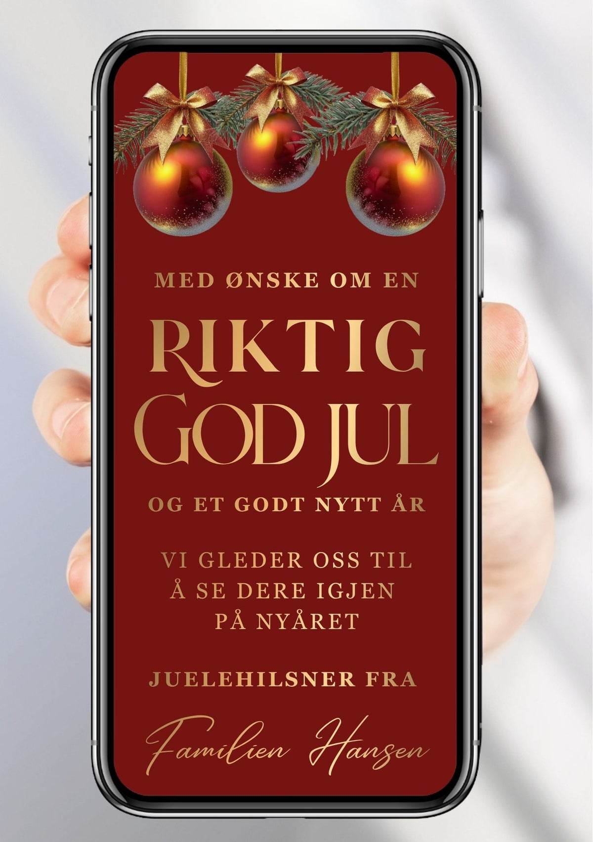 Digitalt julekort vist på mobil med tre røde julekuler, granbar og gullsløyfer på rød bakgrunn, med jule- og nyttårshilsen i gull og familiens navn.