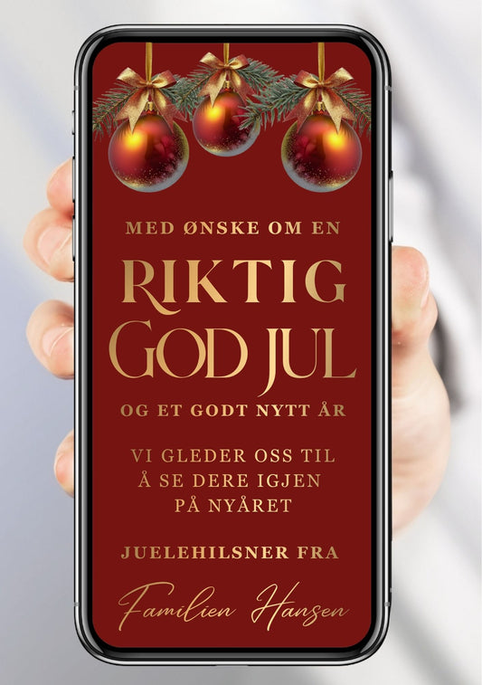 Digitalt julekort vist på mobil med tre røde julekuler, granbar og gullsløyfer på rød bakgrunn, med jule- og nyttårshilsen i gull og familiens navn.