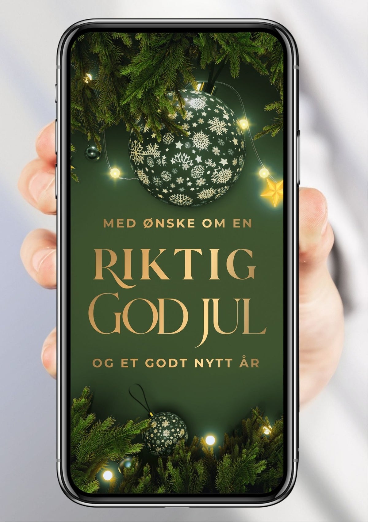 Digitalt julekort vist på mobil med grønne julekuler med hvite snøfnugg, granbar og lys, med jule- og nyttårshilsen i gull på grønn bakgrunn.