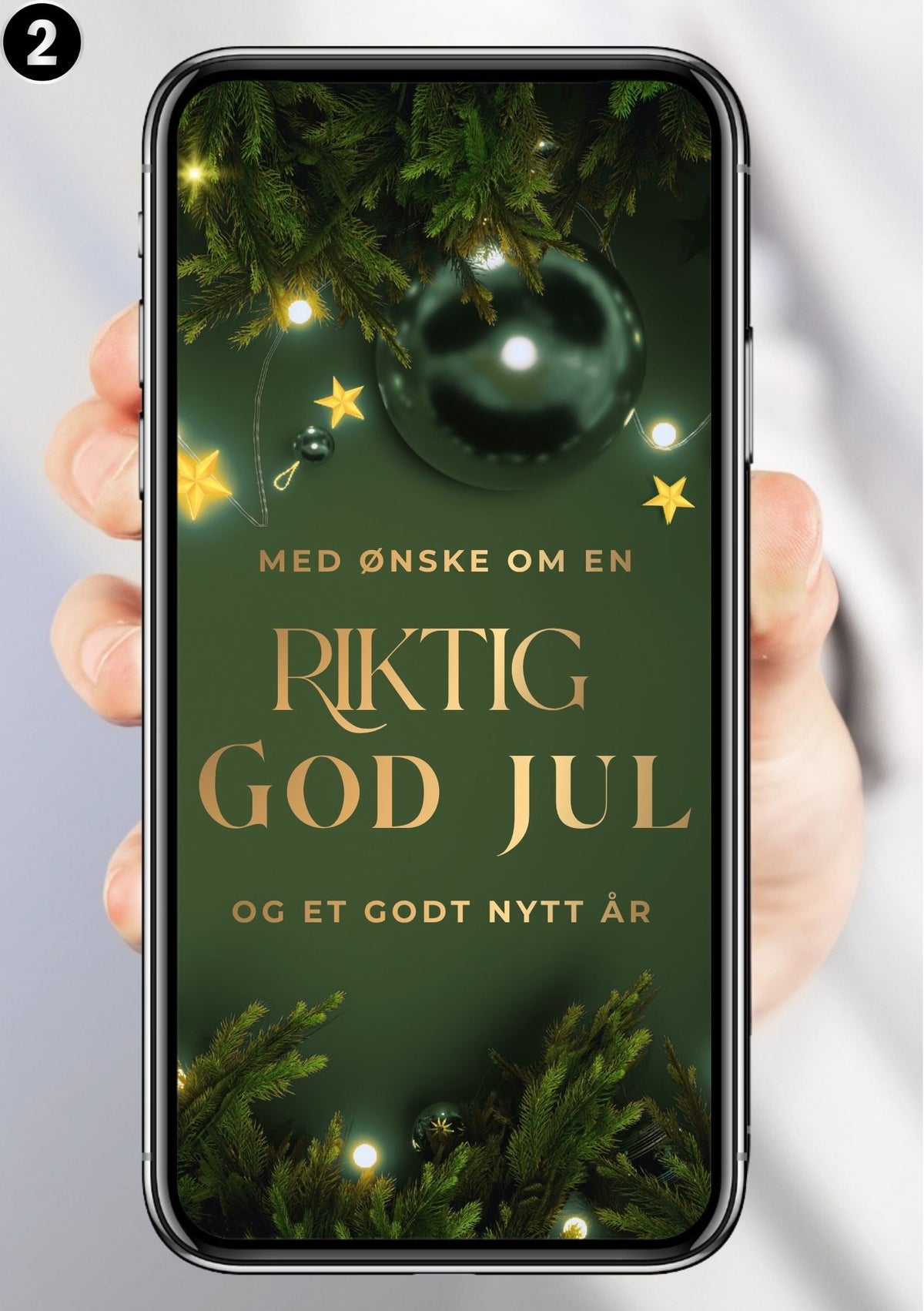 Digitalt julekort vist på mobil med en blank grønn julekule, gullstjerner, granbar og lys, med jule- og nyttårshilsen i gull på grønn bakgrunn.