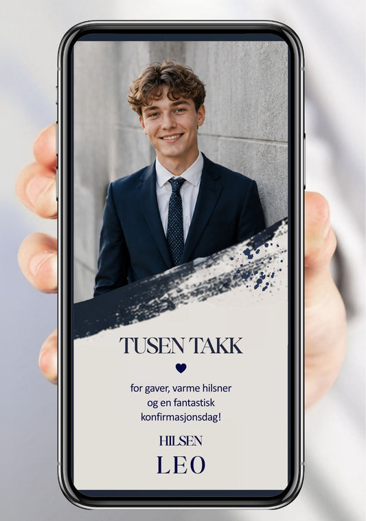 Digitalt takkekort til konfirmasjon i navy og beige med stort portrettbilde, penselstrøk og takketekst, vist på mobilskjerm
