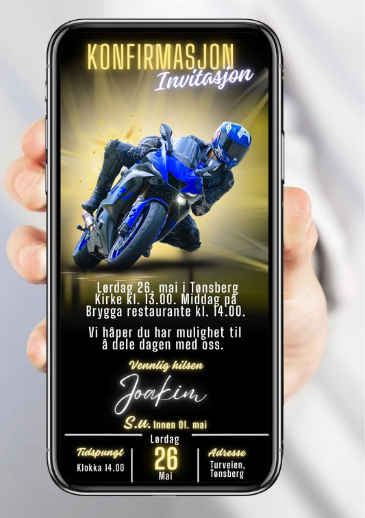Digital konfirmasjonsinvitasjon med blå motorsykkel, rytter og gulldetaljer på sort bakgrunn