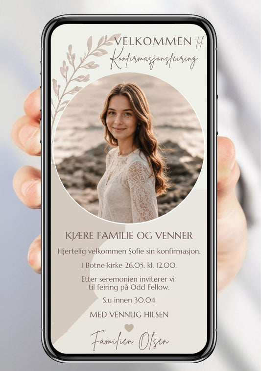 Digital invitasjon til konfirmasjon i beige med rundt portrettbilde, botanisk detalj og elegant velkomsttekst, vist på mobilskjerm