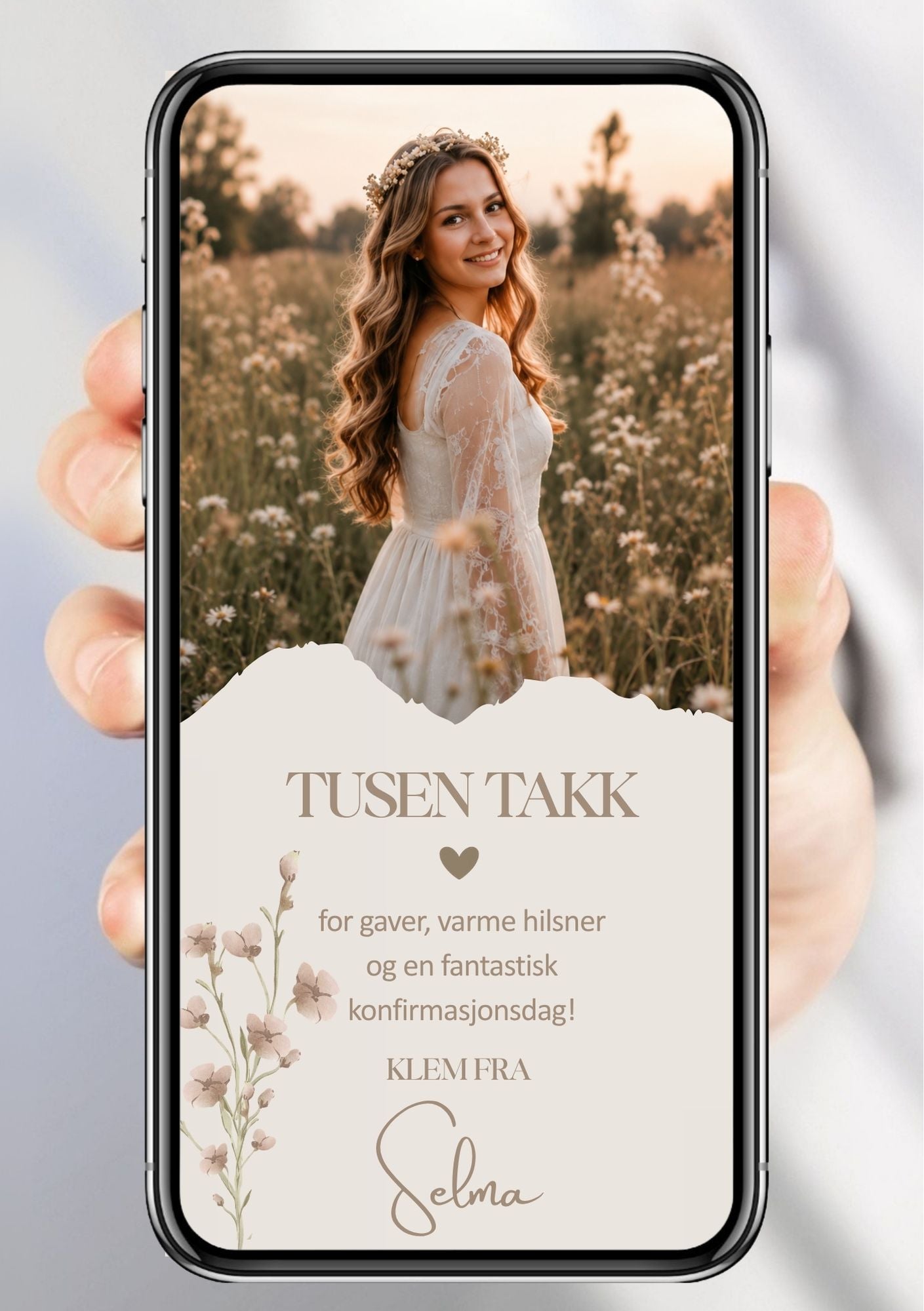 Digitalt takkekort til konfirmasjon i beige med stort bilde, bølget overgang, tørkede blomster og håndskrift-signatur, vist på mobilskjerm