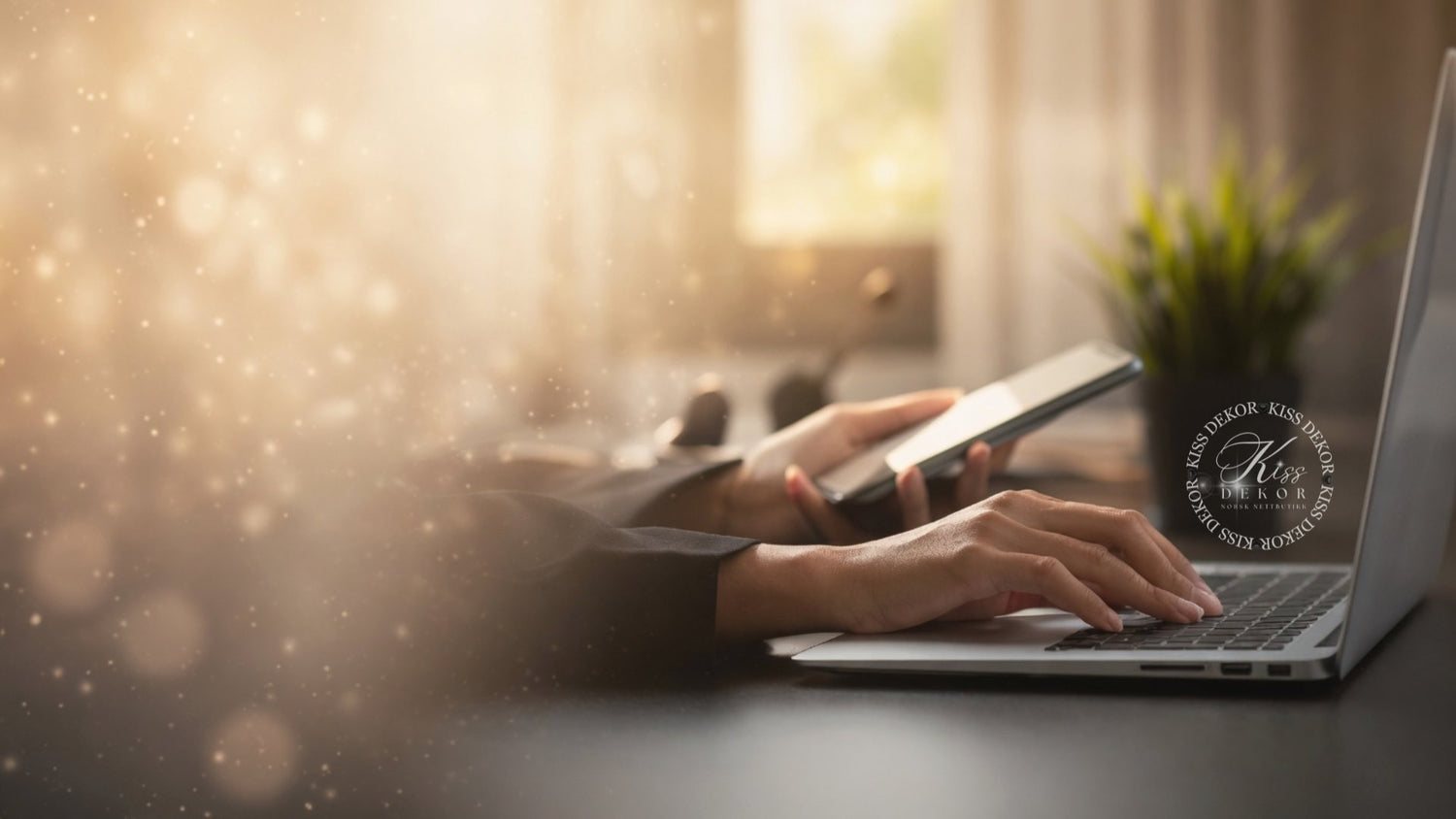Bannerbilde for KISS DEKOR kontaktside - person som jobber pa laptop med teksten Vi svarer raskt og hjelper deg gjerne og knapp med teksten Kontakt Oss, pa gull og beige bakgrunn 