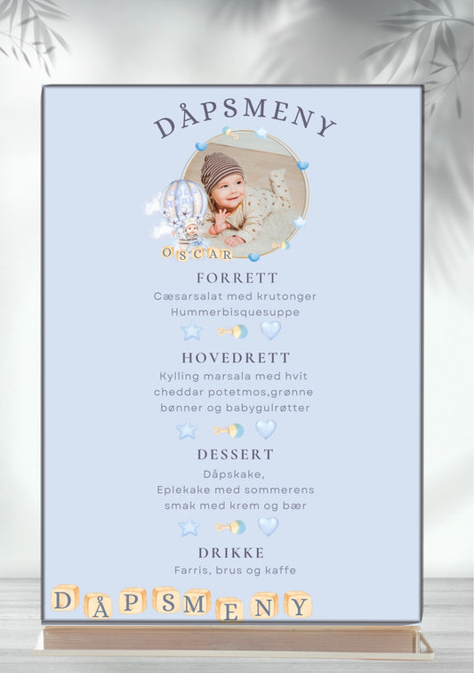 Digital dåpsmeny i lyseblå design med rundt bilde av barn, navn og meny for forrett, hovedrett, dessert og drikke
