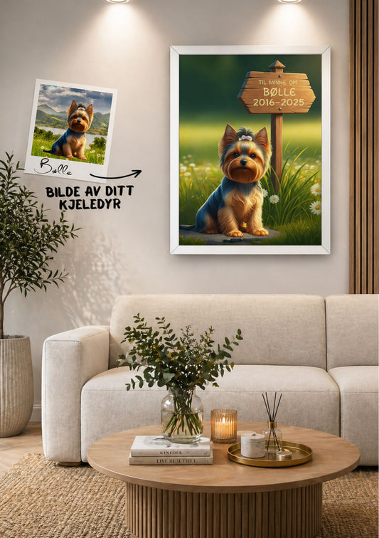 Minneplakat for hund i hvit ramme over sofa i stue – personlig plakat med bilde av Yorkshire Terrier på grønn eng med teksten Savn av mitt kjæledyr, i grønn og beige fargepalett